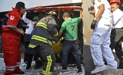 Los bomberos manejan camillas en el lugar de la detonación, que según Pemex ha dejado heridos -aunque no ha precisado la cifra-.