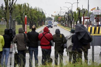 Salida de varias furgonetas con los liberados y familiares de la Base Áerea de Torrejón donde esperaban numerosos medios de información.