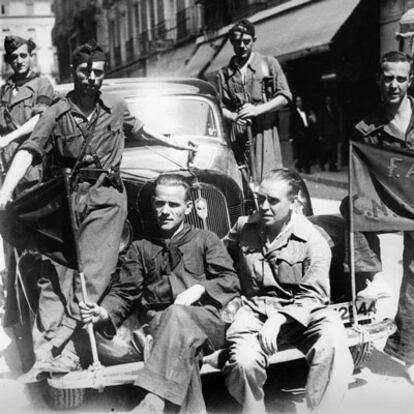 Talavera de la Reina (Toledo). Milicianos anarquistas posan para el fotógrafo por las calles de la ciudad.