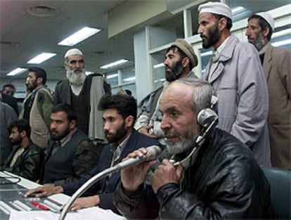Los directivos de la televisión de Afganistán observan los primeros momentos de las nuevas emisiones.