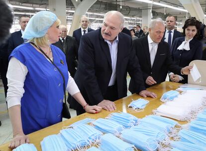 Lukashenko durante una visita a una fábrica de tela que empezó a producir mascarillas para exportar, en Slavianka el pasado abril.