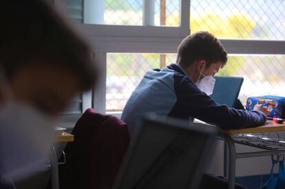 Un alumno del instituto Pare Vitoria de Alcoy.