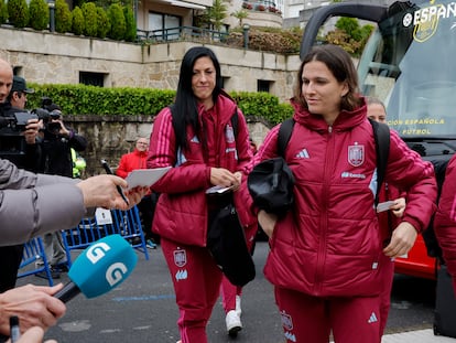 Desde la izquierda, las jugadoras de la selección Jenni Hermoso y Laia Codina, a su llegada este jueves al hotel de Sanxenxo.