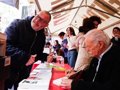Eduardo Mendoza firmando libros en la diada de Sant Jordi en Barcelona.