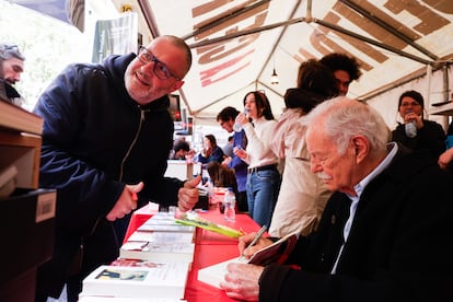 El escritor Eduardo Mendoza firma un libro a un seguidor, este martes durante la celebración de Sant Jordi.
