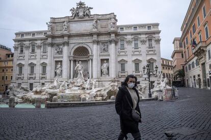 Una mujer, protegida con una mascarilla, ante la Fontana di Trevi (Roma), el sábado.