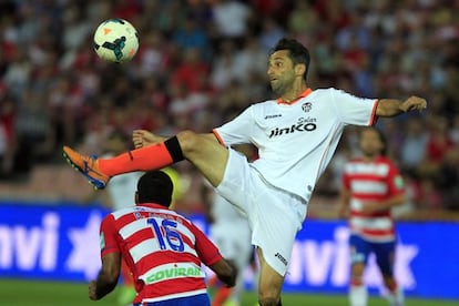 Jonas trata de controlar el balón