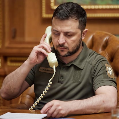 (Foto de ARCHIVO)
June 15, 2022, Kyiv, Kyiv Oblast, Ukraine: Ukrainian President Volodymyr Zelenskyy talks by phone with U.S. President Joe Biden, from his office at the Mariyinsky Palace, June 15, 2022 in Kyiv, Ukraine.
Europa Press/Contacto/Sarsenov Daniiar/Ukraine Pre
15/06/2022 ONLY FOR USE IN SPAIN