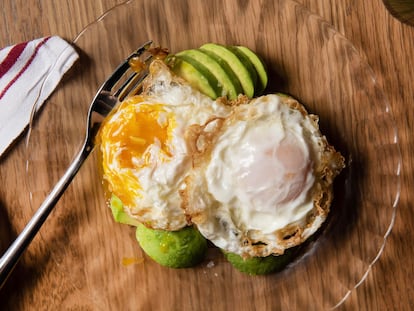 Huevos fritos con aguacate de Little Spain, en una imagen proporcionada por el mercado.