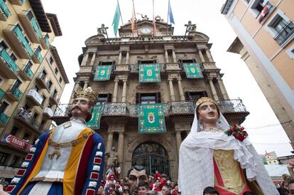 Los cabezudos (marionetas de cabeza grande) participan en el desfile de "Gigantes y Cabezudos", en el cuarto día del festival.