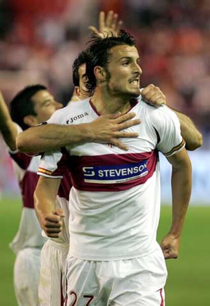 Antonio Puerta celebra el gol del Sevilla al Schalke.