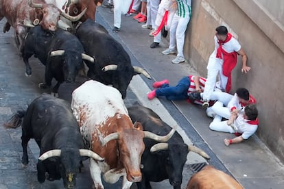 Varios mozos caen al paso de los toros de la ganadería gaditana de La Palmosilla en el tramo del Ayuntamiento.