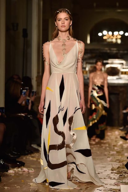 Valentino  : Runway &#8211; Paris Fashion Week &#8211; Haute Couture Spring Summer 2016