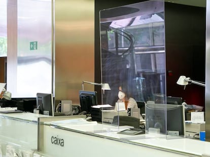 Empleados de Banco Sabadell en una oficina de Cataluña.