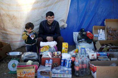 Kamal Nofal, de la aldea de Khazer mientras vende semillas, dulces y otros artículos frente a su tienda familiar en el campamento Khazer, al este de Mosul. Ha estado viviendo en el campo durante cuatro meses y gana entre 6 y 7 dólares diarios.