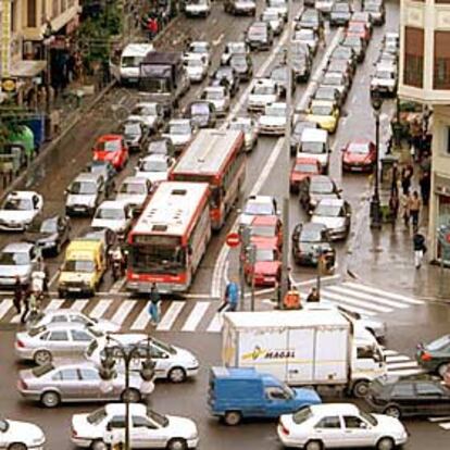 El accidente de la A-7 afectó al tráfico en Valencia. En la foto, atasco en la calle de San Vicente.