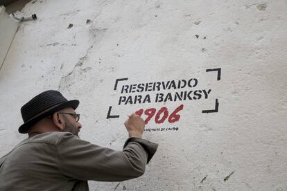 Eduardo Hermida, el padre del festival urbano, en la pared reservada a Banksy.