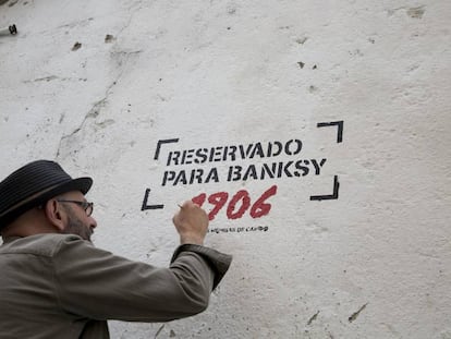 Eduardo Hermida, el padre del festival urbano, en la pared reservada a Banksy.
