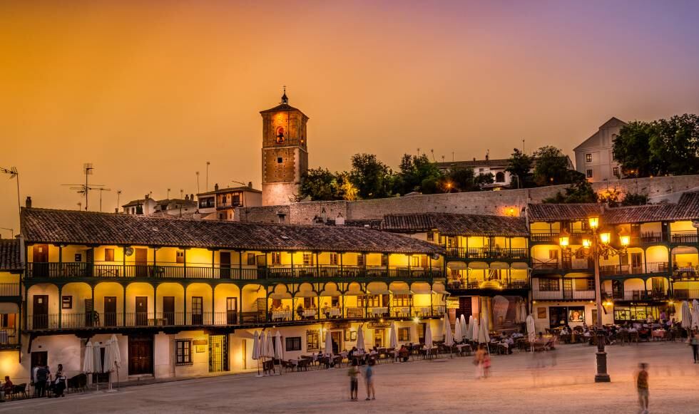 La plaza Mayor de Chinchón (Madrid), iluminada de noche.