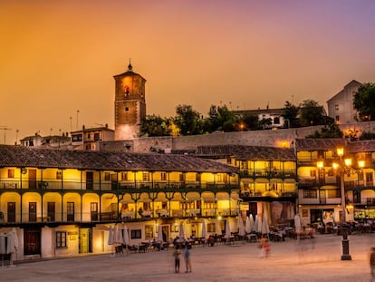 La plaza Mayor de Chinchón (Madrid), iluminada de noche.