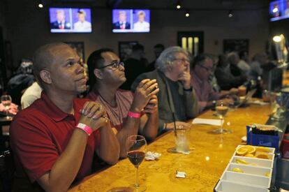 Un bar de Miami Beach durante el debate.