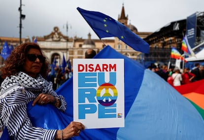 A woman holds a placard during a pro-Europe demonstration at Piazza del Popolo, in Rome, Italy, March 15, 2025. REUTERS/Vincenzo Livieri