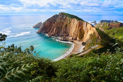 Playa del Silencio (Cudillero). Abrazada por un alto acantilado en el que reverbera el sonido de las olas golpeando el arenal, y en un entorno salvaje y abrupto, este resulta ser un lugar realmente especial. Es una playa de fácil acceso, pero poco transitada. Sin duda, una de las muestras más bellas del modelado del Cantábrico, salvaje como toda la costa asturiana, y hasta hace poco bastante secreta, aunque la democratización de la fotografía la han convertido en un destino imprescindible que acaba en miles de cuentas de Instagram, folletos turísticos y catálogos de fotógrafos aficionados. Moles rocosas de impresión protegen su concha, como una fortaleza natural que salvaguarda sus aguas tranquilas y su brisa silenciosa. Está en Castañeras, entre el cabo Vidio (otro lugar espectacular) y el cabo Busto, presidido por su faro y con unas vistas extraordinarias. 