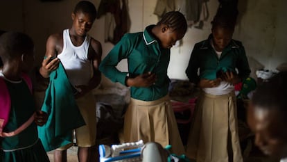 Tres alumnas y un alumno se preparan para regresar al colegio en esta foto de abril de 2015 en Freetown, capital de Sierra Leona.