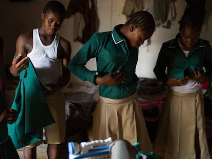 Tres alumnas y un alumno se preparan para regresar al colegio en esta foto de abril de 2015 en Freetown, capital de Sierra Leona.