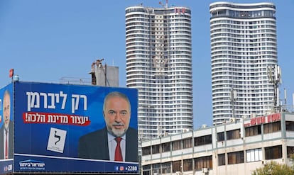 Cartaz eleitoral de Avigdor Lieberman nas ruas de Tel Aviv.