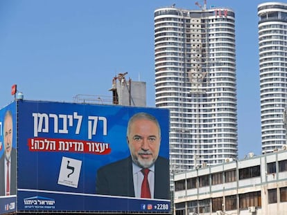 Cartaz eleitoral de Avigdor Lieberman nas ruas de Tel Aviv.