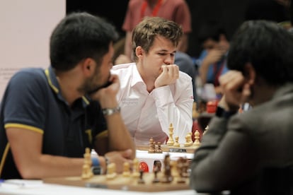 Nakamura y So, con el pulsómetro en sus muñecas, y Carlsen al fondo.