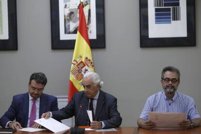 El presidente del Consejo Económico y Social, Marcos Peña (centro), árbitro designado por el Gobierno en el conflicto de los trabajadores de seguridad del aeropuerto del Prat de la empresa Eulen, durante el acto de entrega del laudo a los representantes de las partes.