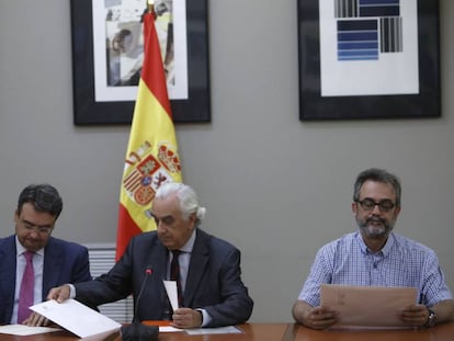 El presidente del Consejo Econ&oacute;mico y Social, Marcos Pe&ntilde;a (centro), &aacute;rbitro designado por el Gobierno en el conflicto de los trabajadores de seguridad del aeropuerto del Prat de la empresa Eulen, durante el acto de entrega del laudo a los representantes de las partes.