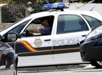 En la imagen, un coche de la Policía Nacional. EFE/Archivo