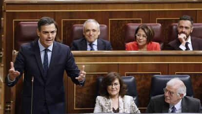 El presidente del Gobierno, Pedro Sánchez, responde al presidente del Partido Popular, Pablo Casado, durante la sesión de control al Gobierno celebrada de ayer en el Pleno del Congreso de los Diputados.