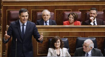 El presidente del Gobierno, Pedro Sánchez, responde al presidente del Partido Popular, Pablo Casado, durante la sesión de control al Gobierno celebrada de ayer en el Pleno del Congreso de los Diputados.