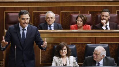 El presidente del Gobierno, Pedro Sánchez, responde al presidente del Partido Popular, Pablo Casado, durante la sesión de control al Gobierno celebrada de ayer en el Pleno del Congreso de los Diputados.