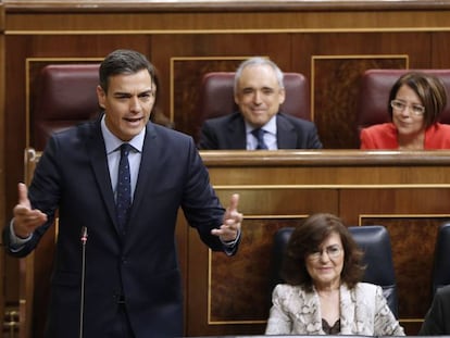 El presidente del Gobierno, Pedro Sánchez, responde al presidente del Partido Popular, Pablo Casado, durante la sesión de control al Gobierno celebrada de ayer en el Pleno del Congreso de los Diputados.
