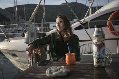 Lucrecia vive el confinamiento en su motora en Port Ginesta cerca de Sitges.