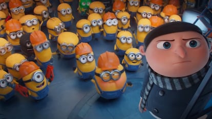 Gru, en primer plano, junto a sus esbirros en 'Minions: El origen de Gru'.