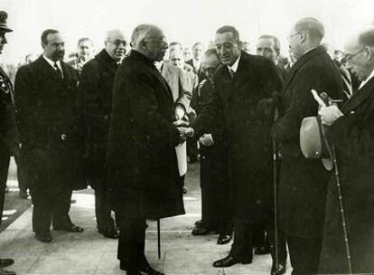 Alcalá-Zamora, presidente de la República, saluda a Luis de Zuleta en presencia de Manuel Azaña, jefe de Gobierno, en enero de 1933.