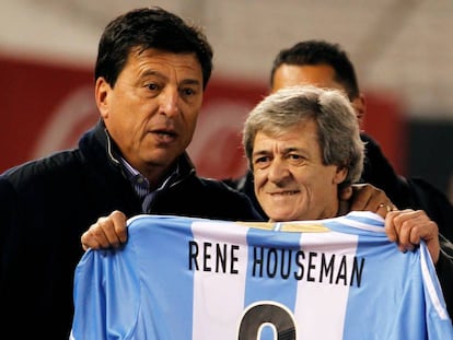 René Houseman, con una camiseta de Argentina junto a Daniel Passarella en 2013.