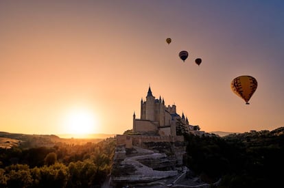 Globos aerostáticos despegando al amanecer junto al alcázar de Segovia.