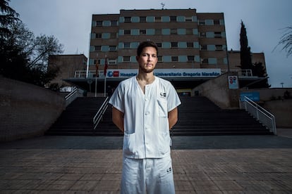 El médico Francisco Galeano, en la entrada del Hospital Gregorio Marañón, en Madrid, donde perderá su plaza el próximo 1 de abril.