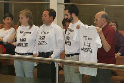 Un grupo de invitados a la asamblea con camisetas en solidaridad con Montes.