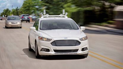 Pruebas del coche aut&oacute;nomo de Ford, con los sensores de Velodyne en el cap&oacute;.