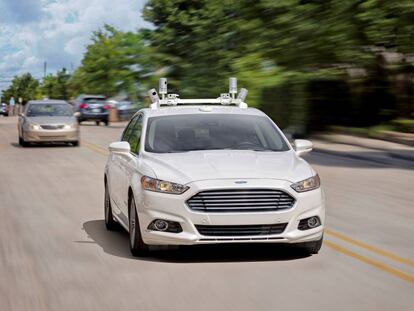 Pruebas del coche aut&oacute;nomo de Ford, con los sensores de Velodyne en el cap&oacute;.