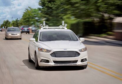 Pruebas del coche aut&oacute;nomo de Ford, con los sensores de Velodyne en el cap&oacute;.