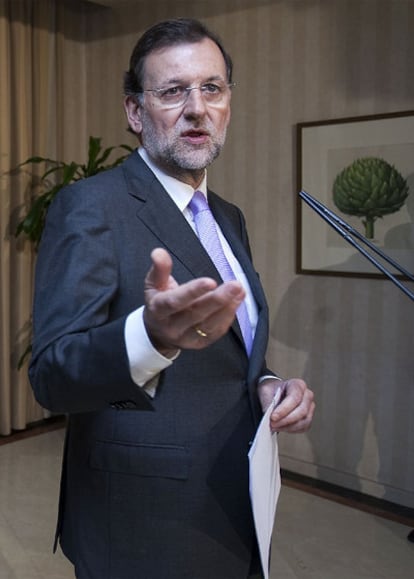 El presidente del PP, Mariano Rajoy, tras su cita con los padres de Mari Luz Cortés y Marta del Castillo.